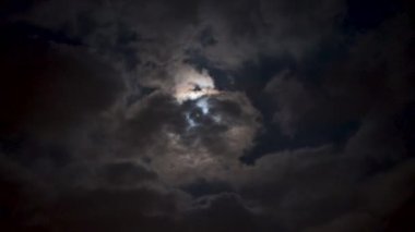 Dolunay gecesi manzara, arka planda parlak ay