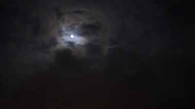 Dolunay gecesi manzara, arka planda parlak ay