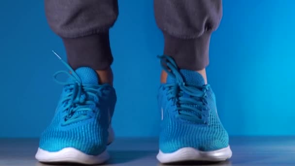 Close up slow motion shot di gambe ritagliate colpo di giovane sportivo afroamericano in sneakers jumping — Video Stock