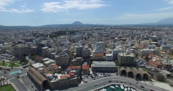 Luchtfoto over het schot van de beroemde Venetiaanse koules Fortress in Heraklion, Kreta, Griekenland. — Stockvideo