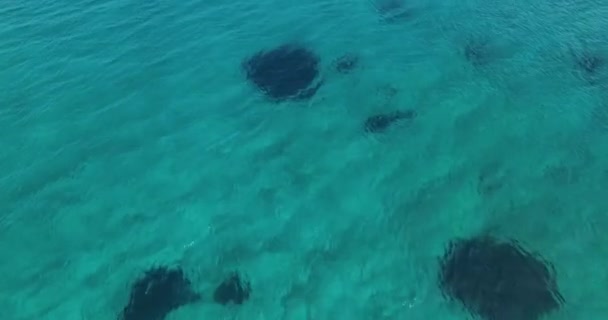 Volando sobre la isla Kolokitha yate de playa navegando lejos de la orilla, temprano en la mañana en la isla de Kolokitha, Creta, Grecia . — Vídeos de Stock