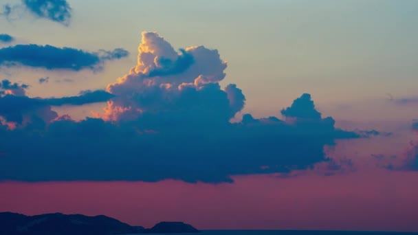 4K проміжок часу вражаючий захід сонця над морем з барвистими хмарами. Панорама красивого заходу сонця на морі з пухнастими хмарами — стокове відео