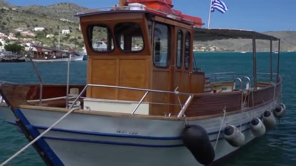 Barco para los pescadores de agua en Grecia — Vídeos de Stock