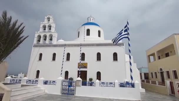 Santorini ortodoks kilisesi, Oia köyü Yunanistan. — Stok video