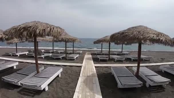 Walk to the beach of Santorini — Stock Video