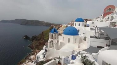Oia'daki Rum Ortodoks Mavi Kubbe Kilisesi'nin görünümü