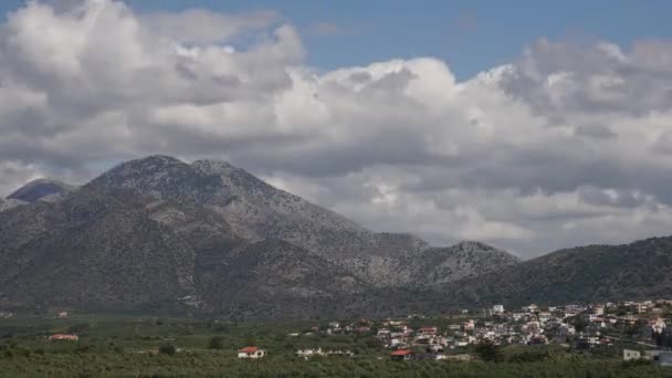 Time Laps. Nuages roulants Et Arcs-en-ciel Du Soleil Sur Les Montagnes . — Video