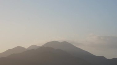 Karpat dağlarının, güneş ışınlarının ve bulutların zaman turları