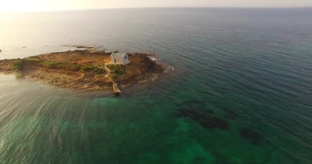 Vieille Église orthodoxe lointaine en mer — Video