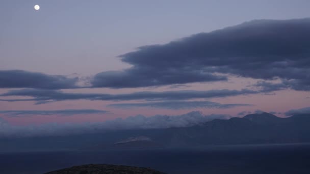 Το φωτεινό φεγγάρι στο φόντο του βουνού. Ευρυγώνιος. Χρόνος λήξης — Αρχείο Βίντεο