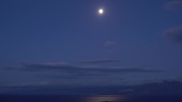 Volle maan Nachtlandschap op de achtergrond van de berg. Groothoek — Stockvideo