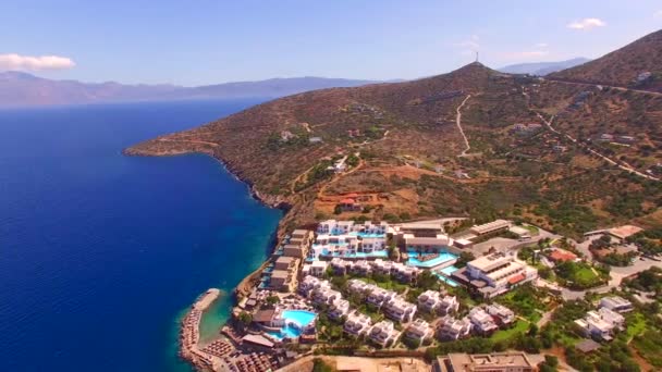 Řecko-Kréta Elounda turistická rekreační obec viděna shora — Stock video