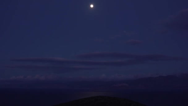Paesaggio di notte di luna piena sullo sfondo della montagna. Ampio angolo — Video Stock