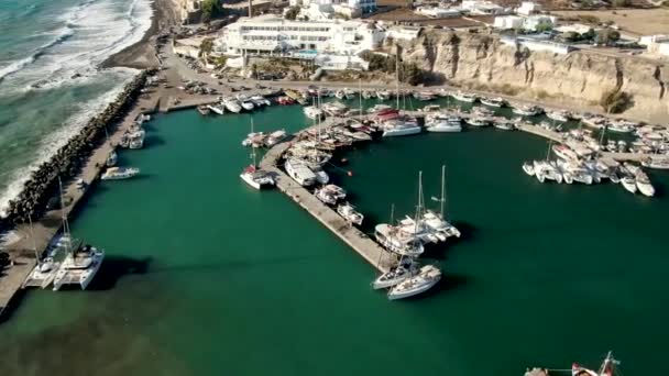 Santorini Yacht Services vissen schuilplaats, die ook dient de catamarans. — Stockvideo