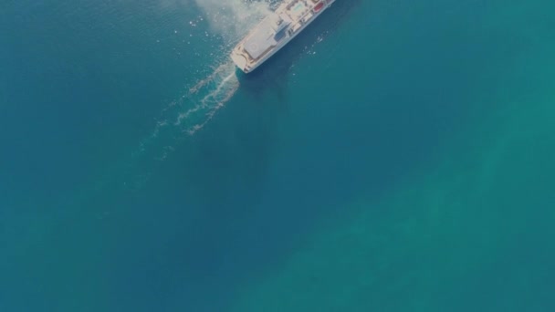 Вид с воздуха на роскошный средний круизный корабль из порта на рассвете — стоковое видео