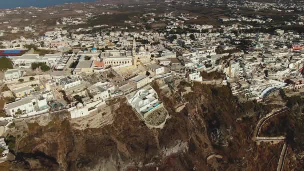 Vista aérea Volando sobre la ciudad Increíble vista desde Thira Santorini Grecia — Vídeos de Stock