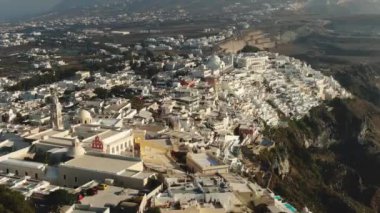 Santorini Adası, Yunanistan 'ın Havadan Çekimi. Beyaz ve Mavi Evlerin Üzerinde Uçan