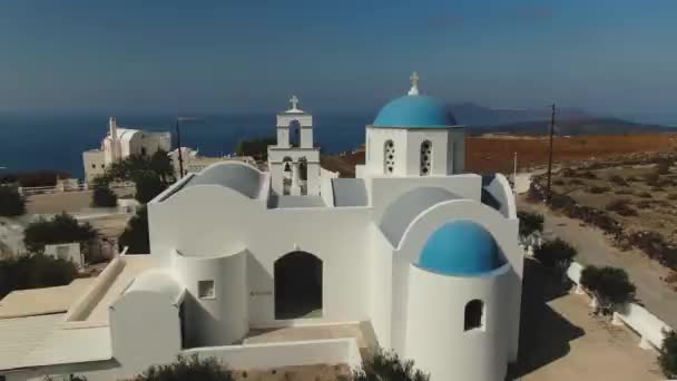 Klassische blaue kuppelkirche in oia dorf auf der mediterranen insel santorini — Stockvideo