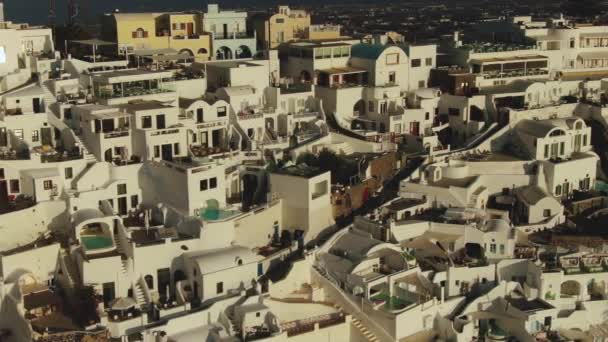 Vista aérea volando sobre la ciudad de Oia en Santorini Grecia — Vídeos de Stock