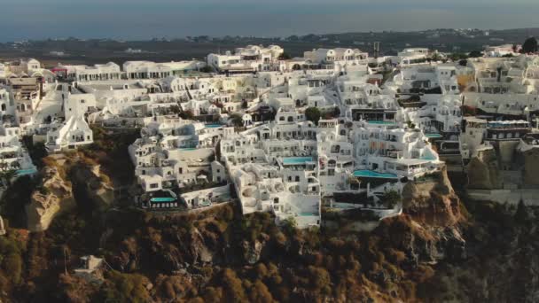 Luchtopname - Witte huizen en blauwe koepels van Oia, Santorini — Stockvideo