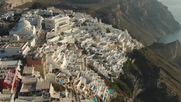 Vista aérea sobrevoando cidade vista surpreendente de Thira Santorini Grécia — Vídeo de Stock