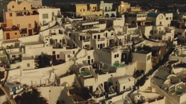 Santorini Yunanistan üzerindeki Oia kentinin üzerinde uçan hava manzarası