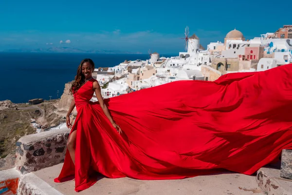 Santorini Turisti Yunanistan 'da Caldera Manzarası ve Ege Denizi' ne Bakıyor — Stok fotoğraf