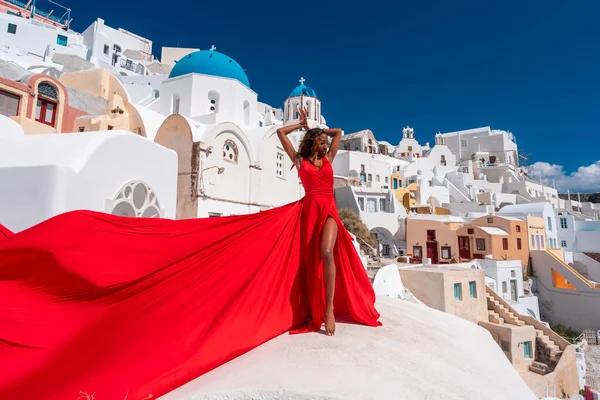 Santorini Tourist Walking látszó Caldera kilátás és égei-tengeri Görögországban Stock Kép