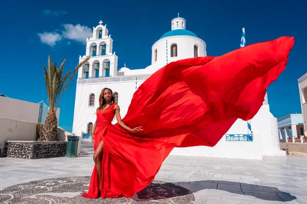 Mode-Modell Red Flaming Dress, Frau in langen flatternden wehenden Kleid Schwanz Stockfoto