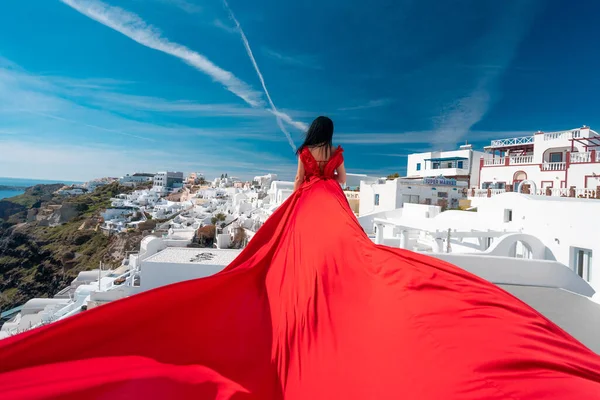 Kırmızı Dalgalı Güzel Elbiseli Kadın, Uçan Kumaşlı Moda Modeli Oia, Santorini, Yunanistan