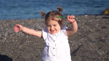 Koşan Kızın Portresi, Gülümseyen Kadın Çocuk, Saha Yolu 'nda Koşuyor, Mutlu Çocuk Vokanik Kum Sahil Bebeği