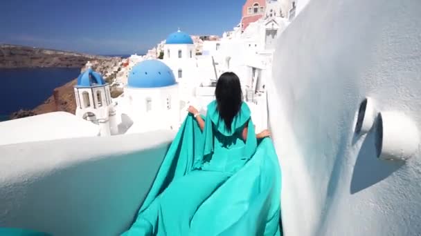 Vrouw torquay kleur jurk, Fashion Model In Long Silk Gown, Waving Flying Stof in santorini — Stockvideo