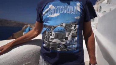 Mutlu orta yaşlı adam Santorini 'de tatilinin tadını çıkarıyor - Yunan Adası Seyahat Turisti