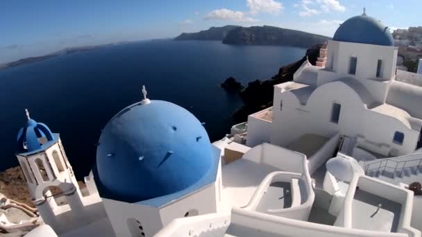 Σαντορίνη Oia Blue Domed Εκκλησία και Καλντέρα στο διάσημο ταξιδιωτικό προορισμό — Αρχείο Βίντεο