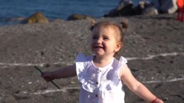 Koşan Kızın Portresi, Gülümseyen Kadın Çocuk, Saha Yolu 'nda Koşuyor, Mutlu Çocuk Vokanik Kum Sahil Bebeği