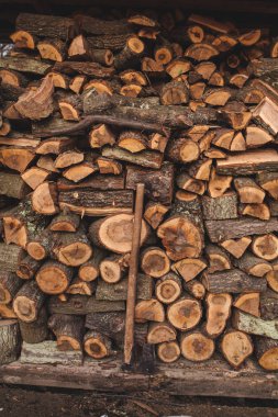 Kışlık yakacak odun ve balta yığın