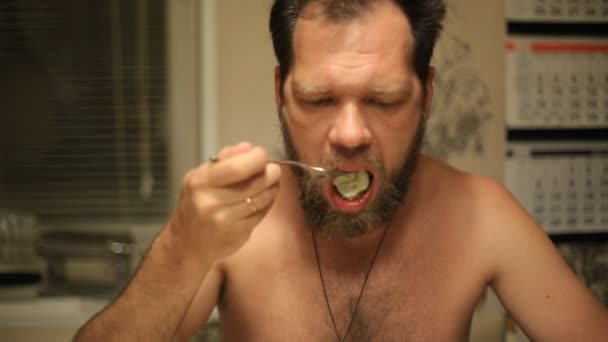 https://st4.depositphotos.com/5969356/20631/v/600/depositphotos_206319412-stock-video-caucasian-bearded-man-eating-sitting.jpg