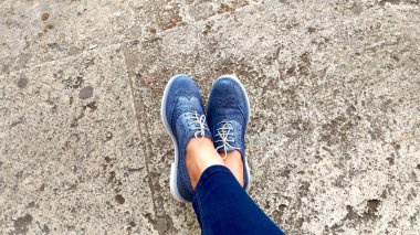 Bir beton gri arka plan üzerinde Mavi ayakkabılarım