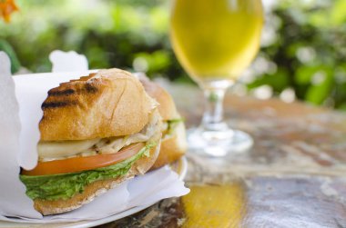 Taze sandviç ve bir bardak bira olduğunu kafede masada