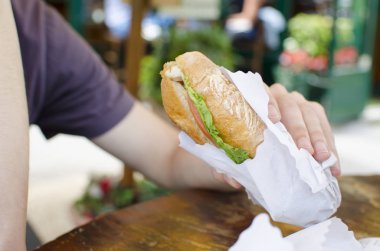 Elini ve bir bardak bira tablo taze sandviç mi