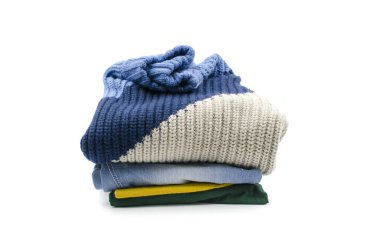 Bir elbise yığını üzerinde beyaz bir arka plan vardır