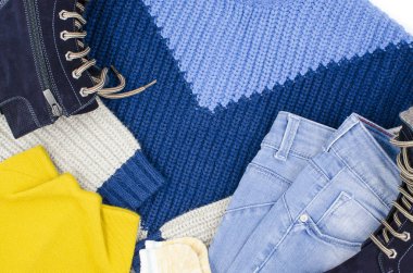 Beyaz bir arka plan üzerinde farklı renkli sıcak giysiler vardır