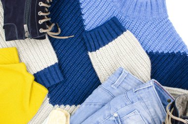 Beyaz bir arka plan üzerinde farklı renkli sıcak giysiler vardır