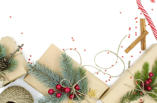 Noel ve yılbaşı için hediye kutuları üzerinde beyaz bir arka plan vardır