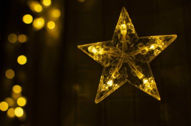 Karanlık bir arka plan üzerinde şenlikli parlayan ışıklar