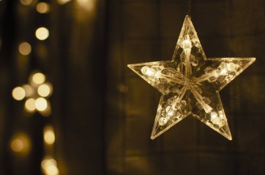 Karanlık bir arka plan üzerinde şenlikli parlayan ışıklar