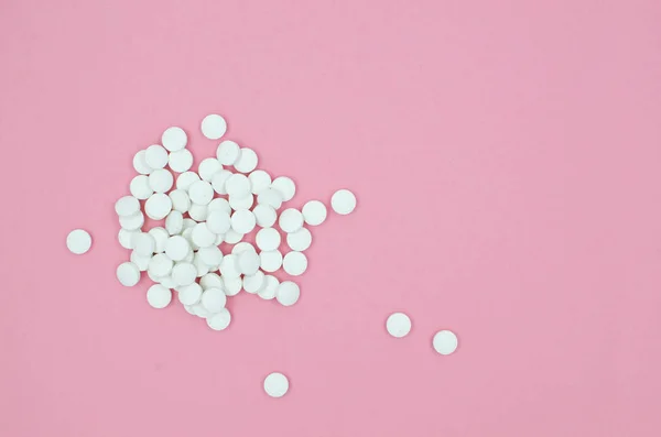 Pílulas Brancas Estão Fundo Rosa — Fotografia de Stock