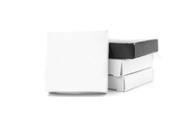 Kutuları yığını olan beyaz bir arka plan üzerinde