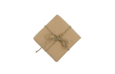 Kraft hediye kutusu beyaz bir arka plan üzerinde olduğunu