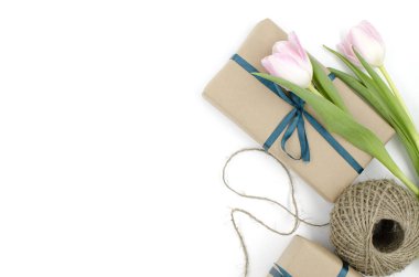  Kraft hediye kutuları şeritler ve Lale ile beyaz bir arka plan üzerinde vardır